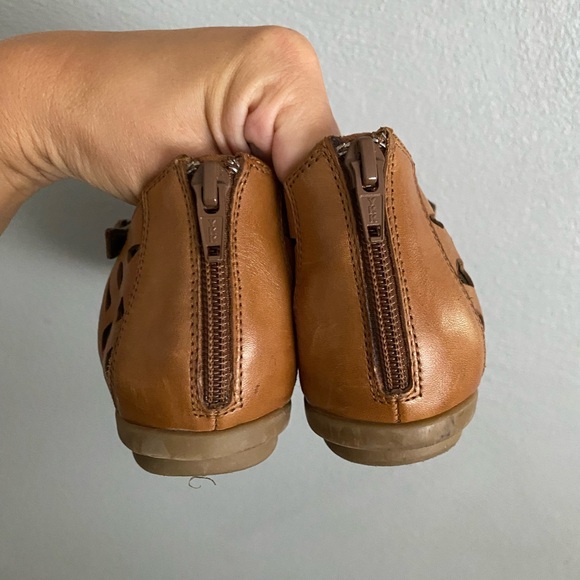 Rockport Flats Size 8.5 T-Strap Leather Tan Grannycore Grandma Mary Jane Sandal - Picture 7 of 9